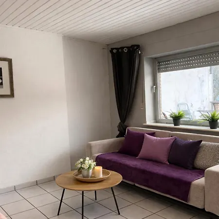 Mit Doppelbett & Schlafcouch, Voll Ausgestatteter Kueche Und Badewanne, Mönchengladbach