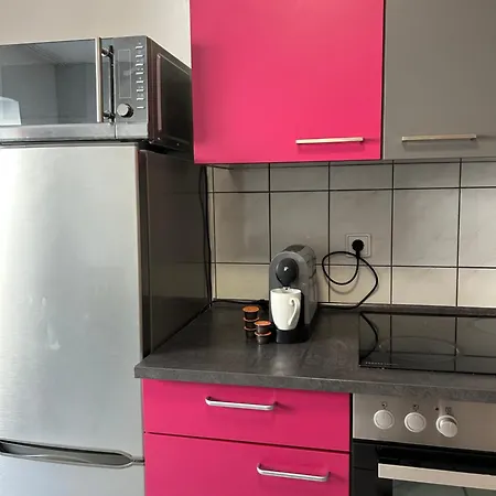 Mit Doppelbett & Schlafcouch, Voll Ausgestatteter Kueche Und Badewanne, Mönchengladbach
