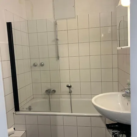 Mit Doppelbett & Schlafcouch, Voll Ausgestatteter Kueche Und Badewanne, * Mönchengladbach